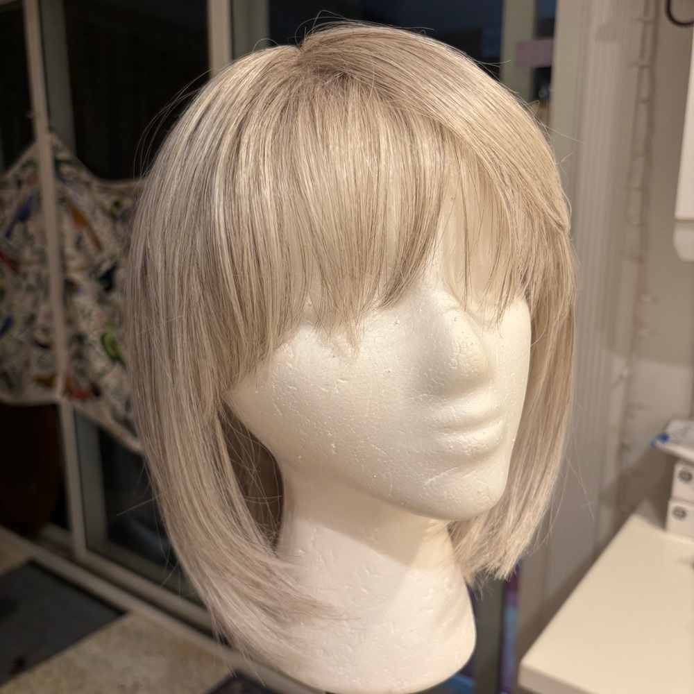 Short Layered Blonde Wig with Bangs - Sleek Everyday Style